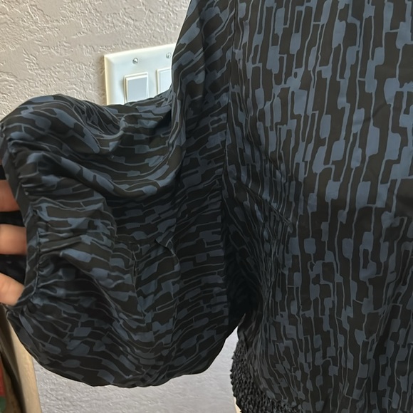 100% Silk key hole short sleeve blouse - Picture 3 of 6